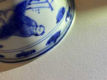 Un bol sur piedouche en porcelaine de Chine en bleu et blanc &agrave; d&eacute;cor de joueurs de go, &eacute;poque Transition
