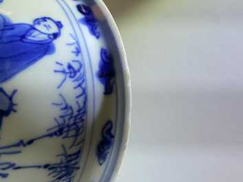 Un bol sur piedouche en porcelaine de Chine en bleu et blanc &agrave; d&eacute;cor de joueurs de go, &eacute;poque Transition