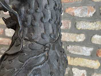 Een paar grote Chinese bronzen boeddhistische leeuwen, Ming