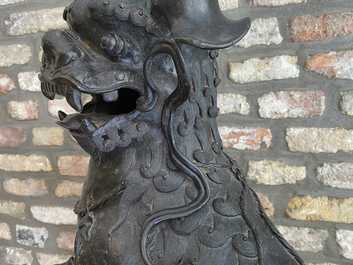 Een paar grote Chinese bronzen boeddhistische leeuwen, Ming