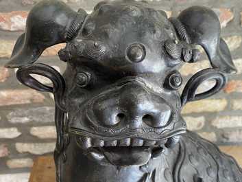 Une paire de grands mod&egrave;les de lions bouddhistes en bronze, Chine, Ming