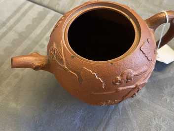 Een Chinese Yixing steengoed theepot met eekhoorns bij druivenranken, Kangxi