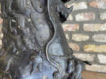 Een paar grote Chinese bronzen boeddhistische leeuwen, Ming