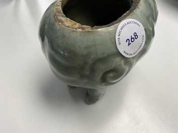 Un br&ucirc;le-parfum en forme de luduan en porcelaine de Chine c&eacute;ladon de Longquan monochrome, Ming