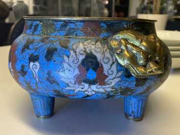 Een grote Chinese driepotige cloisonn&eacute; wierookbrander, Ming