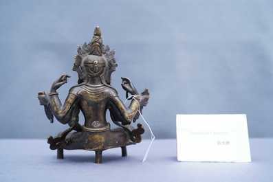 Een Nepalese massieve bronzen figuur van Vasudhara, 19e eeuw