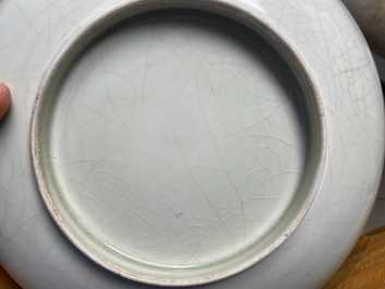 Un plat en porcelaine de Chine c&eacute;ladon monochrome &agrave; d&eacute;cor incis&eacute; d'un dragon, Qianlong/Jiaqing
