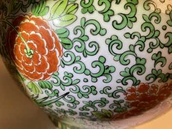 Un vase en porcelaine de Chine wucai &agrave; d&eacute;cor de ph&eacute;nix, marque de Chenghua, 19&egrave;me