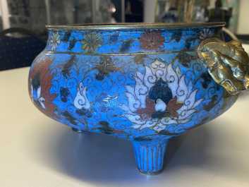 Een grote Chinese driepotige cloisonn&eacute; wierookbrander, Ming