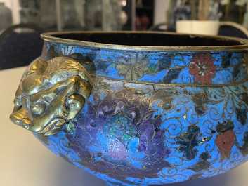 Een grote Chinese driepotige cloisonn&eacute; wierookbrander, Ming