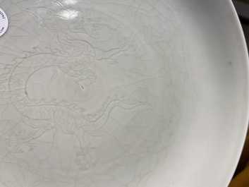Een Chinese monochrome celadon onderglazuur 'draken' schotel, Qianlong/Jiaqing