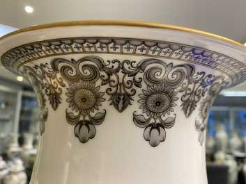 Un vase en porcelaine de Chine famille rose, marque de Zhong Guo Jingdezhen Zhi, R&eacute;publique