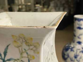 Une paire de vases de forme carr&eacute;e en porcelaine de Chine famille rose, 19&egrave;me