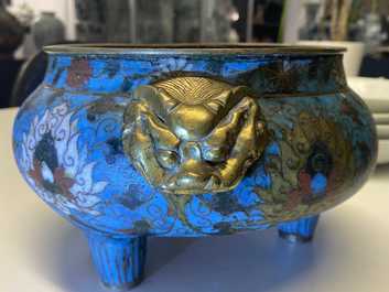 Een grote Chinese driepotige cloisonn&eacute; wierookbrander, Ming