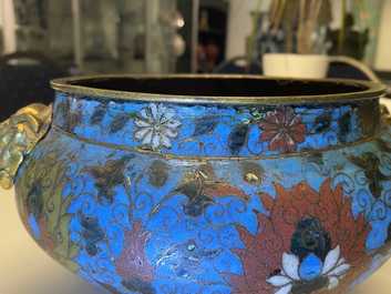 Een grote Chinese driepotige cloisonn&eacute; wierookbrander, Ming