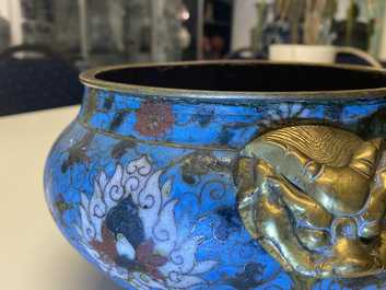 Een grote Chinese driepotige cloisonn&eacute; wierookbrander, Ming