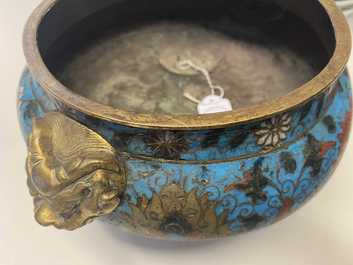 Een grote Chinese driepotige cloisonn&eacute; wierookbrander, Ming