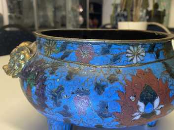 Een grote Chinese driepotige cloisonn&eacute; wierookbrander, Ming