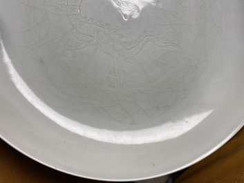 Een Chinese monochrome celadon onderglazuur 'draken' schotel, Qianlong/Jiaqing