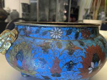 Een grote Chinese driepotige cloisonn&eacute; wierookbrander, Ming