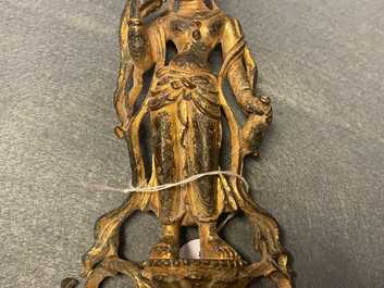 Une figure de Bouddha debout en bronze dor&eacute;, probablement dynastie Wei du Nord