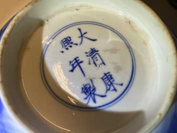 Un bol en porcelaine de Chine en bleu et blanc &agrave; d&eacute;cor de sc&egrave;nes du 'Xi Xiang Ji', marque et &eacute;poque de Kangxi