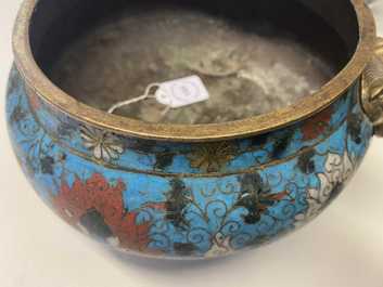 Een grote Chinese driepotige cloisonn&eacute; wierookbrander, Ming