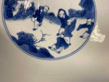 Un bol en porcelaine de Chine en bleu et blanc &agrave; d&eacute;cor de sc&egrave;nes du 'Xi Xiang Ji', marque et &eacute;poque de Kangxi