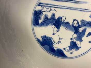 Un bol en porcelaine de Chine en bleu et blanc &agrave; d&eacute;cor de sc&egrave;nes du 'Xi Xiang Ji', marque et &eacute;poque de Kangxi