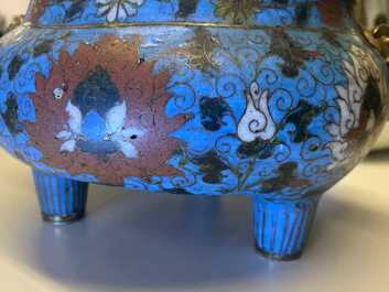 Een grote Chinese driepotige cloisonn&eacute; wierookbrander, Ming