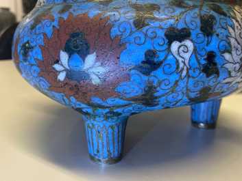 Een grote Chinese driepotige cloisonn&eacute; wierookbrander, Ming