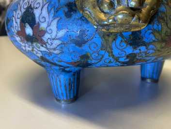 Een grote Chinese driepotige cloisonn&eacute; wierookbrander, Ming