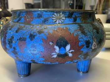 Een grote Chinese driepotige cloisonn&eacute; wierookbrander, Ming