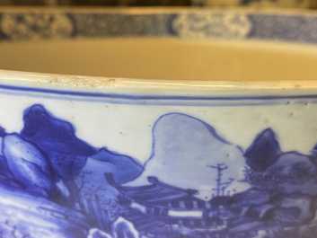 Een grote Chinese blauw-witte kom met figuren in een landschap, Kangxi