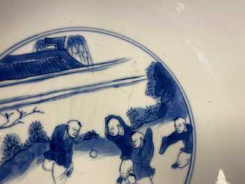 Un bol en porcelaine de Chine en bleu et blanc &agrave; d&eacute;cor de sc&egrave;nes du 'Xi Xiang Ji', marque et &eacute;poque de Kangxi