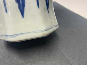 Un vase en porcelaine de Chine en bleu et blanc &agrave; d&eacute;cor de figures dans un paysage, &eacute;poque Transition