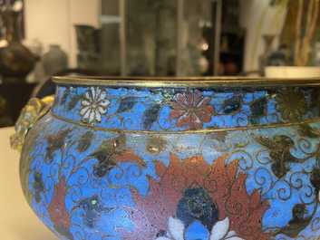 Een grote Chinese driepotige cloisonn&eacute; wierookbrander, Ming