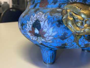 Een grote Chinese driepotige cloisonn&eacute; wierookbrander, Ming