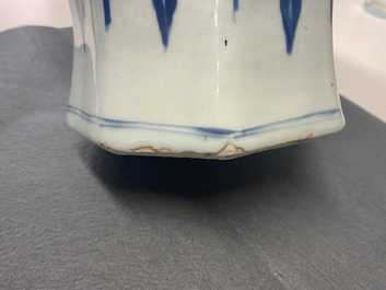 Un vase en porcelaine de Chine en bleu et blanc &agrave; d&eacute;cor de figures dans un paysage, &eacute;poque Transition