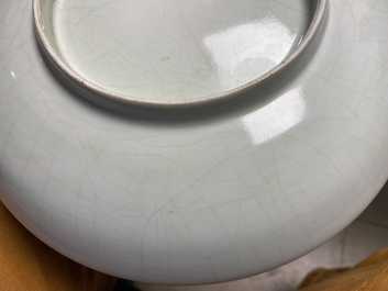 Un plat en porcelaine de Chine c&eacute;ladon monochrome &agrave; d&eacute;cor incis&eacute; d'un dragon, Qianlong/Jiaqing