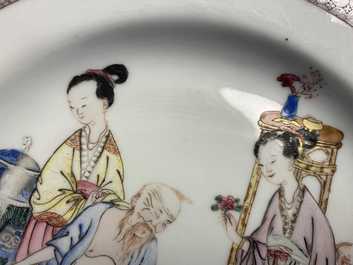 Een paar fijne Chinese famille rose 'ruby back' borden met figuren in een interieur, Yongzheng