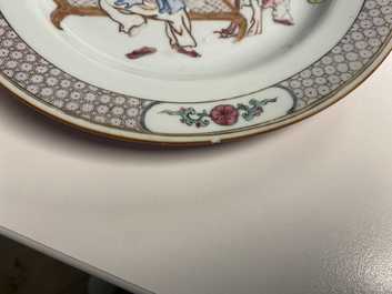 Une paire d'assiettes en porcelaine de Chine famille rose au dos rouge de rubis, Yongzheng