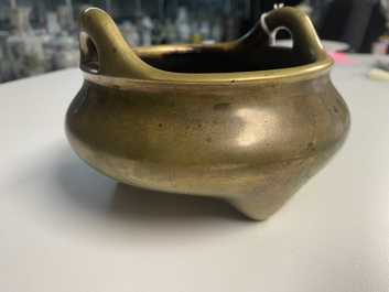 Een Chinese bronzen driepotige wierookbrander, Yu Tang Qing Wan merk, Kangxi