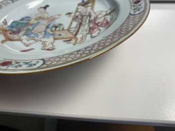 Une paire d'assiettes en porcelaine de Chine famille rose au dos rouge de rubis, Yongzheng