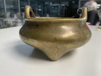 Een Chinese bronzen driepotige wierookbrander, Yu Tang Qing Wan merk, Kangxi