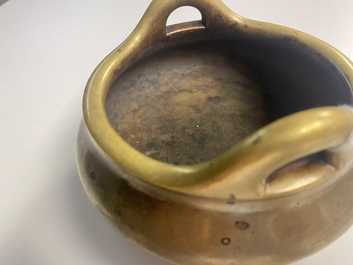 Een Chinese bronzen driepotige wierookbrander, Yu Tang Qing Wan merk, Kangxi