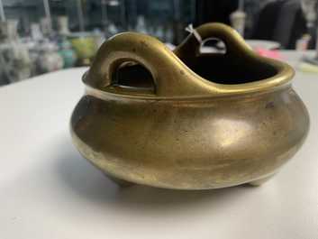 Een Chinese bronzen driepotige wierookbrander, Yu Tang Qing Wan merk, Kangxi