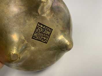 Een Chinese bronzen driepotige wierookbrander, Yu Tang Qing Wan merk, Kangxi