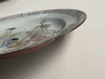 Une paire d'assiettes en porcelaine de Chine famille rose au dos rouge de rubis, Yongzheng