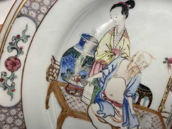 Une paire d'assiettes en porcelaine de Chine famille rose au dos rouge de rubis, Yongzheng